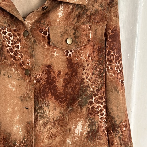 ATTRACTIVE EARTH TONE ANIMAL PRINT SHIRT - Picture 5 of 5